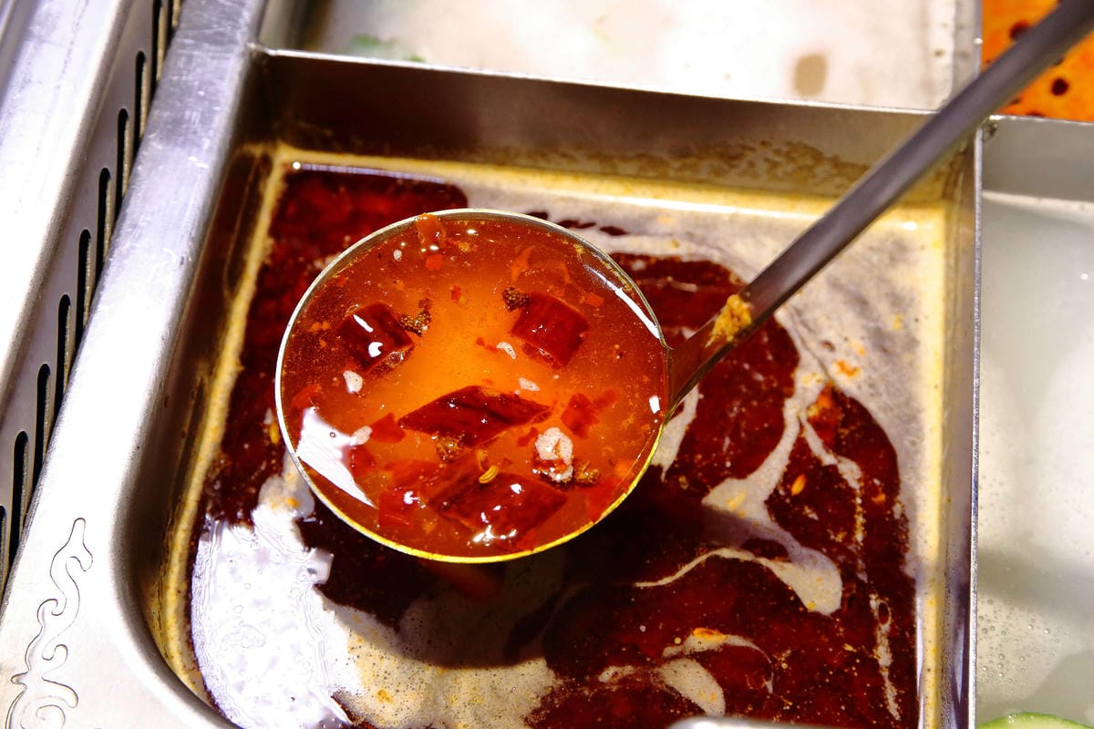 【食。板橋】海底撈火鍋〜夜貓族宵夜新選擇！四方格鴛鴦鍋全新湯底，三訪美味依舊不設限；飯局不是只能吃飯，還有桌遊！