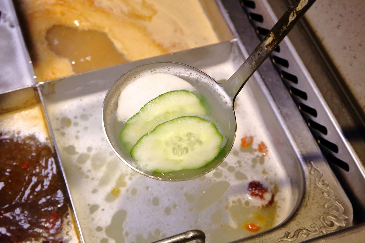 【食。板橋】海底撈火鍋〜夜貓族宵夜新選擇！四方格鴛鴦鍋全新湯底，三訪美味依舊不設限；飯局不是只能吃飯，還有桌遊！