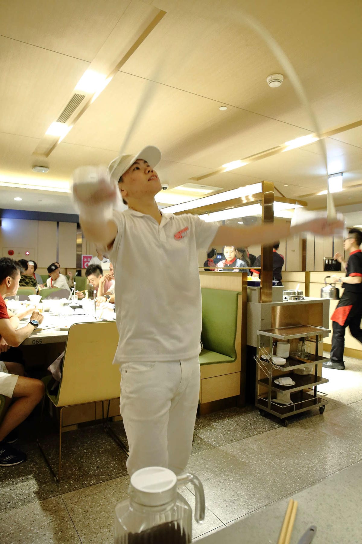 【食。板橋】海底撈火鍋〜夜貓族宵夜新選擇！四方格鴛鴦鍋全新湯底，三訪美味依舊不設限；飯局不是只能吃飯，還有桌遊！