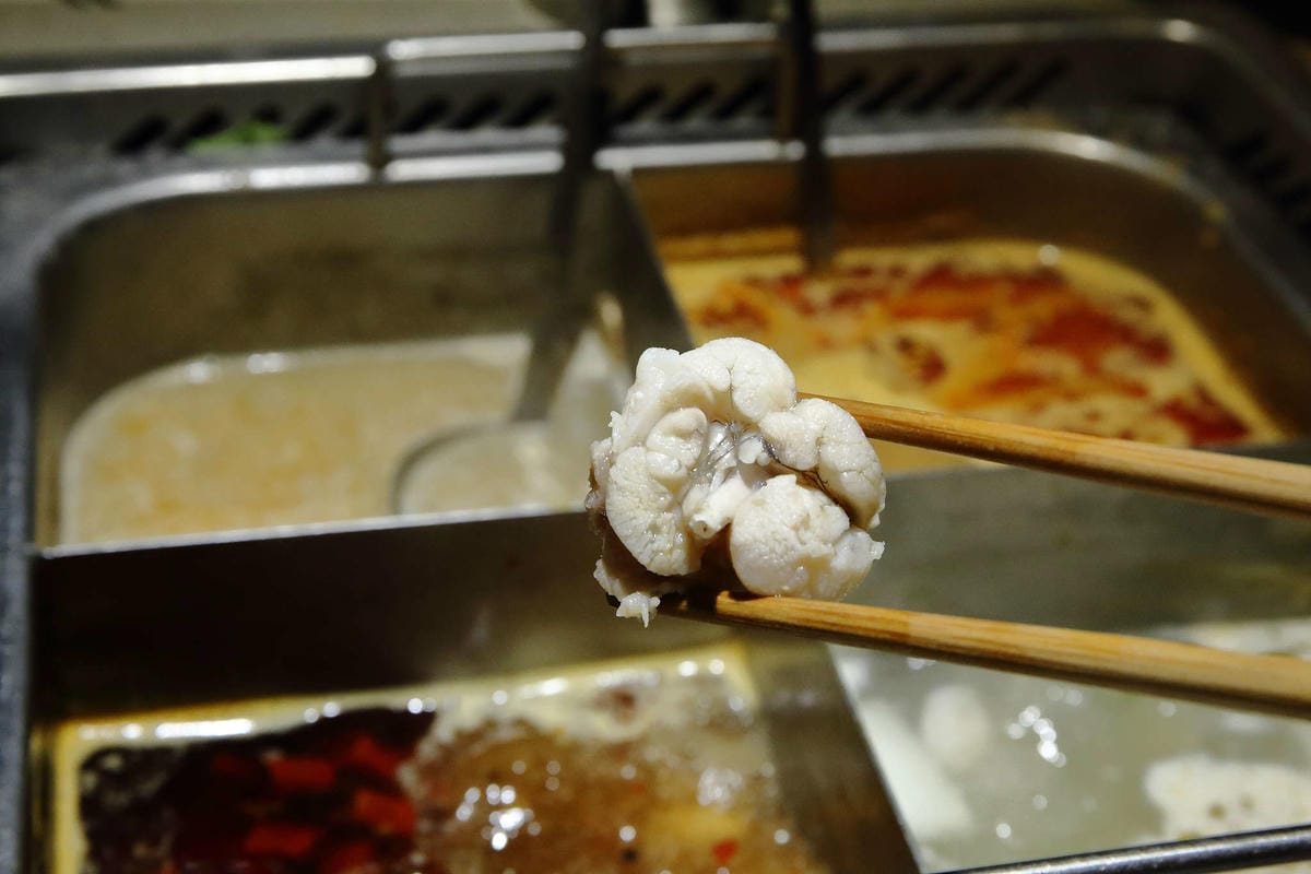 【食。板橋】海底撈火鍋〜夜貓族宵夜新選擇！四方格鴛鴦鍋全新湯底，三訪美味依舊不設限；飯局不是只能吃飯，還有桌遊！