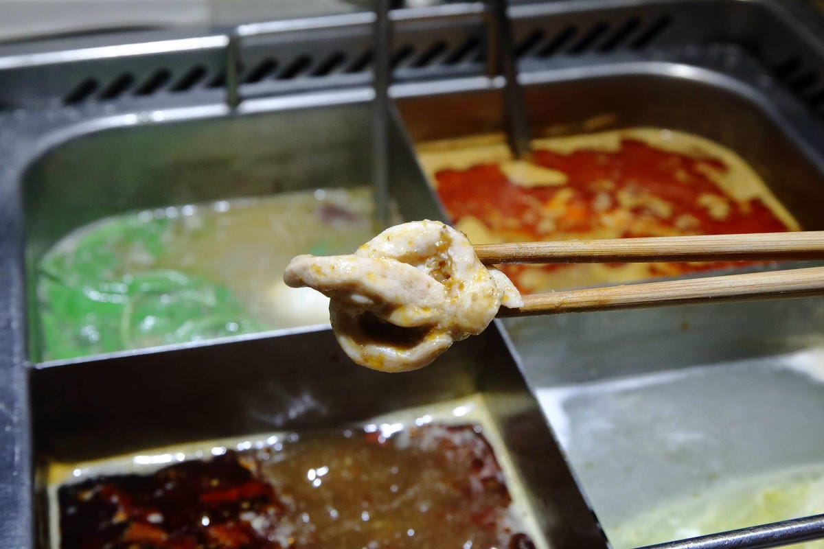 【食。板橋】海底撈火鍋〜夜貓族宵夜新選擇！四方格鴛鴦鍋全新湯底，三訪美味依舊不設限；飯局不是只能吃飯，還有桌遊！