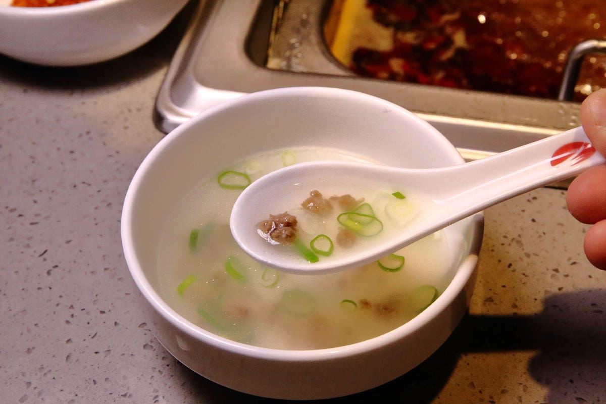 【食。板橋】海底撈火鍋〜夜貓族宵夜新選擇！四方格鴛鴦鍋全新湯底，三訪美味依舊不設限；飯局不是只能吃飯，還有桌遊！