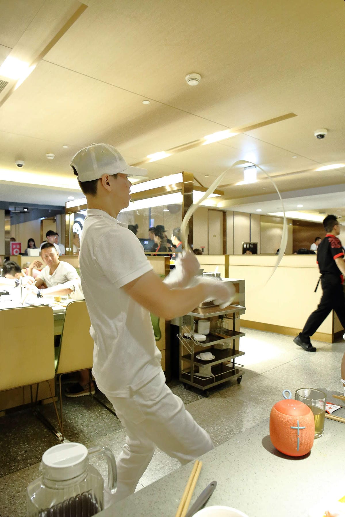 【食。板橋】海底撈火鍋〜夜貓族宵夜新選擇！四方格鴛鴦鍋全新湯底，三訪美味依舊不設限；飯局不是只能吃飯，還有桌遊！