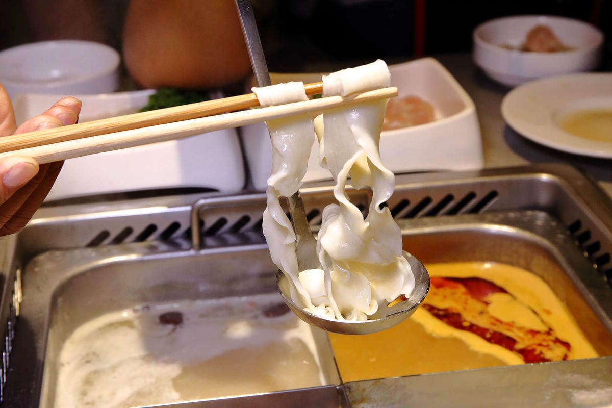 【食。板橋】海底撈火鍋〜夜貓族宵夜新選擇！四方格鴛鴦鍋全新湯底，三訪美味依舊不設限；飯局不是只能吃飯，還有桌遊！