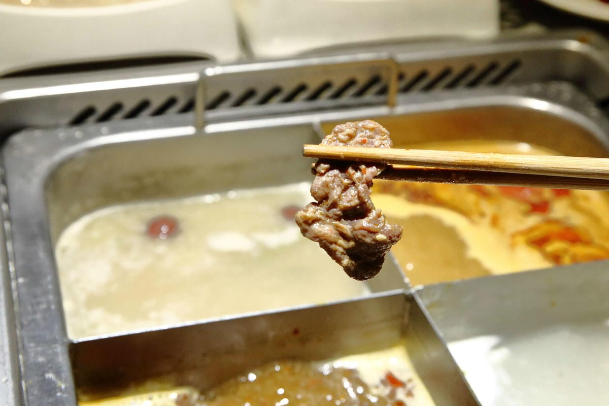 【食。板橋】海底撈火鍋〜夜貓族宵夜新選擇！四方格鴛鴦鍋全新湯底，三訪美味依舊不設限；飯局不是只能吃飯，還有桌遊！