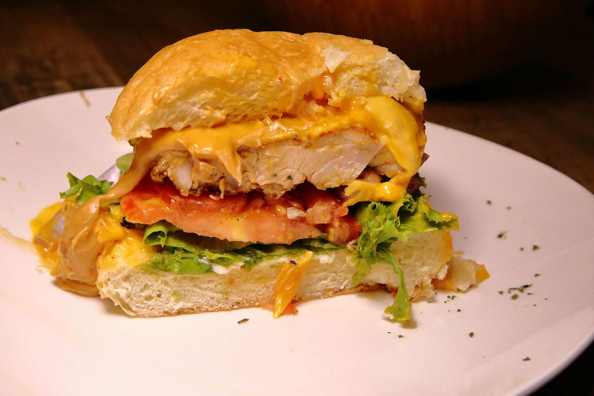 【食。台北】At • First Brunch 緣來-忠孝店〜東區大份量早午餐，花生醬系列漢堡太銷魂！