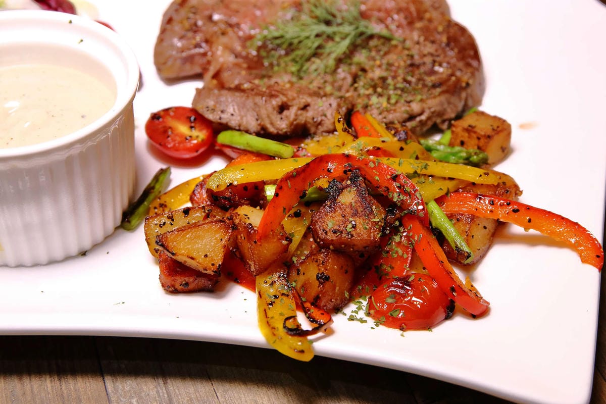 【食。台北】At • First Brunch 緣來-忠孝店〜東區大份量早午餐，花生醬系列漢堡太銷魂！