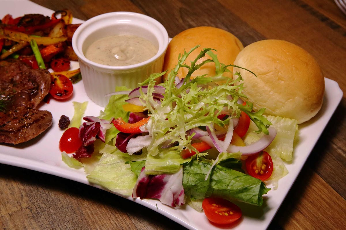 【食。台北】At • First Brunch 緣來-忠孝店〜東區大份量早午餐，花生醬系列漢堡太銷魂！