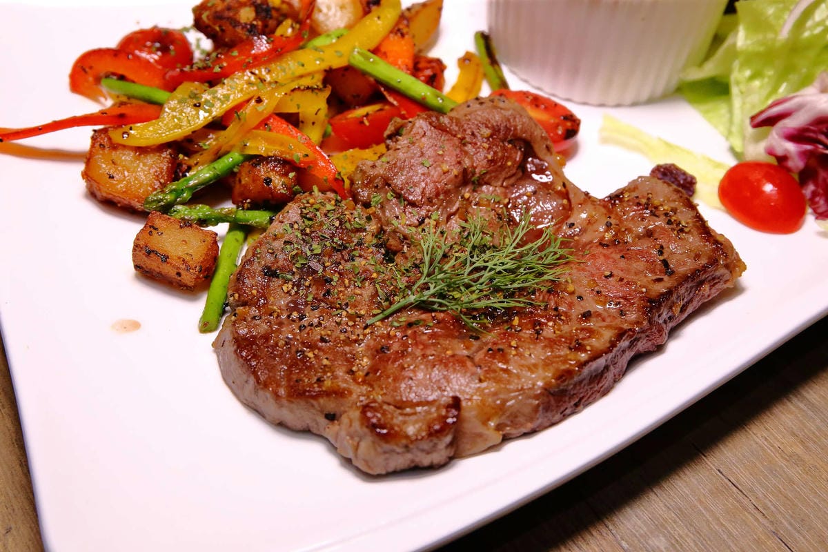 【食。台北】At • First Brunch 緣來-忠孝店〜東區大份量早午餐，花生醬系列漢堡太銷魂！