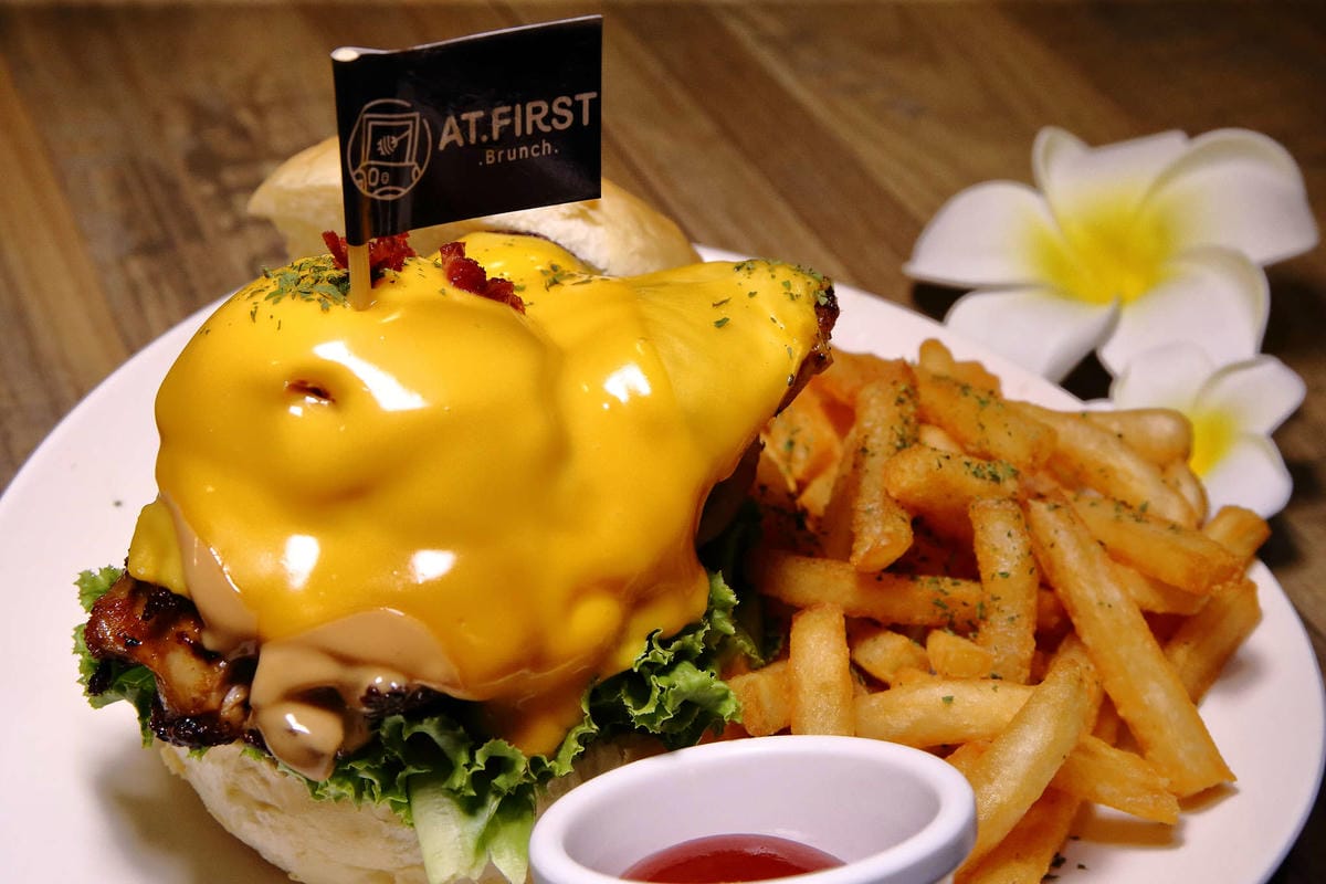 【食。台北】At • First Brunch 緣來-忠孝店〜東區大份量早午餐，花生醬系列漢堡太銷魂！