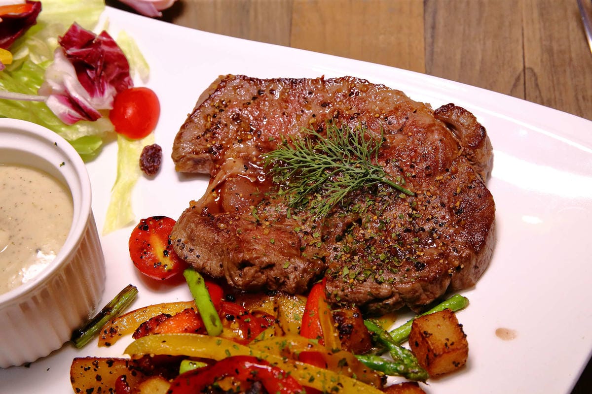 【食。台北】At • First Brunch 緣來-忠孝店〜東區大份量早午餐，花生醬系列漢堡太銷魂！