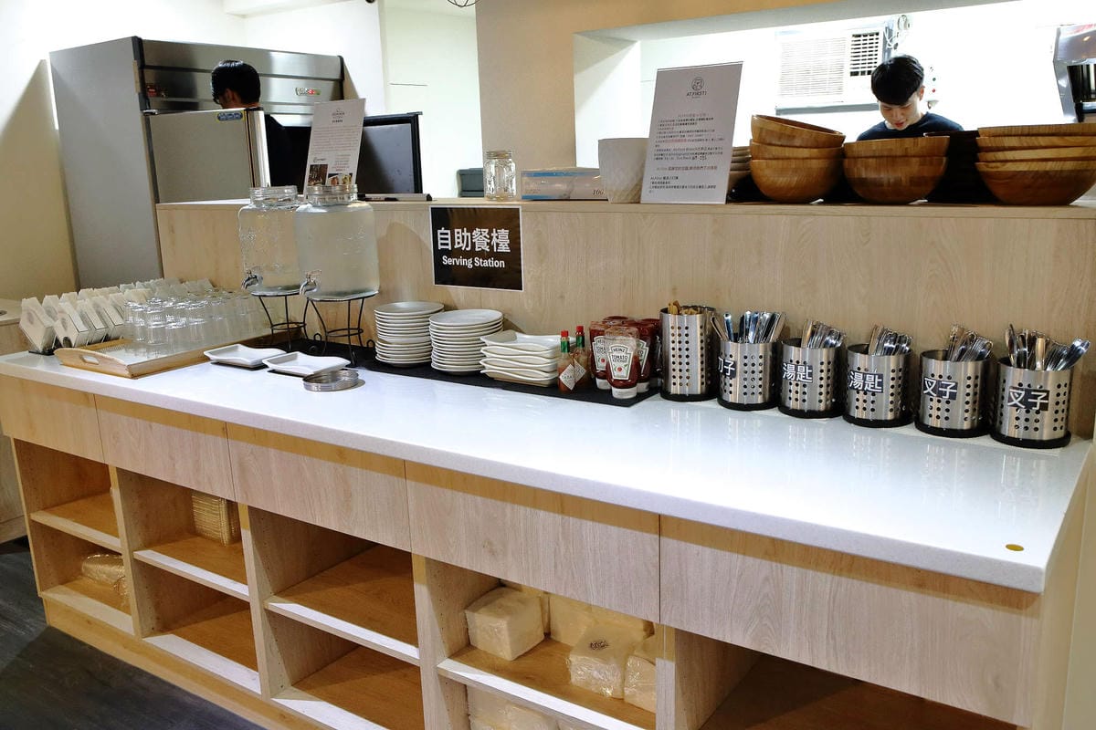 【食。台北】At • First Brunch 緣來-忠孝店〜東區大份量早午餐，花生醬系列漢堡太銷魂！