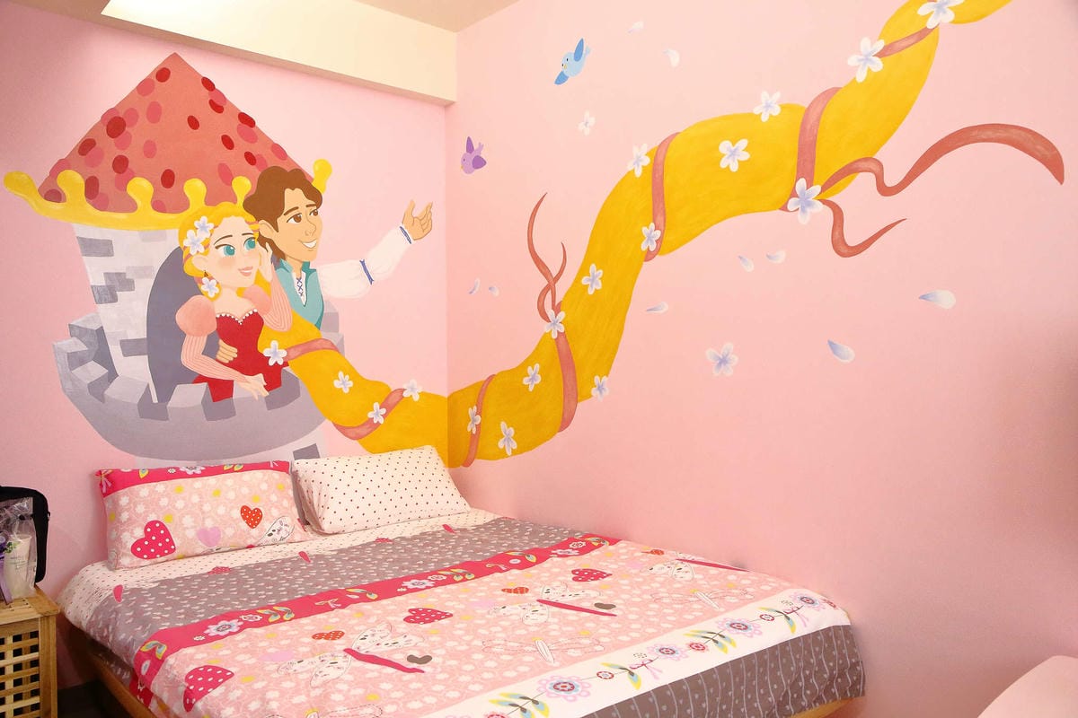 【宿。台南】莎拉童話親子民宿〜親子溜滑梯民宿，每間都有不同的童話故事主題，仿佛掉進童話的繪本裡！