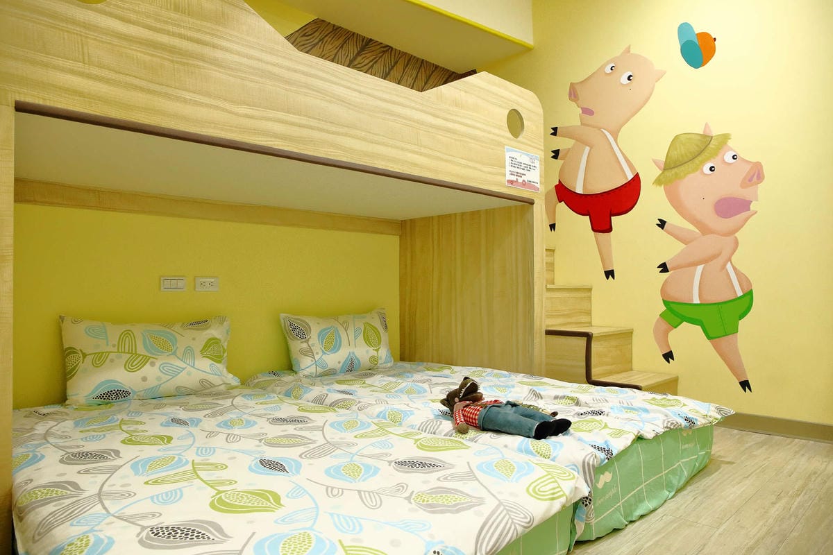 【宿。台南】莎拉童話親子民宿〜親子溜滑梯民宿，每間都有不同的童話故事主題，仿佛掉進童話的繪本裡！