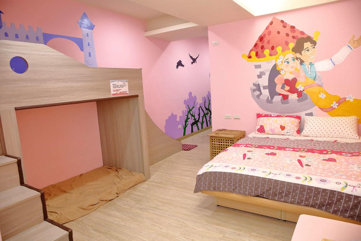 【宿。台南】莎拉童話親子民宿〜親子溜滑梯民宿，每間都有不同的童話故事主題，仿佛掉進童話的繪本裡！