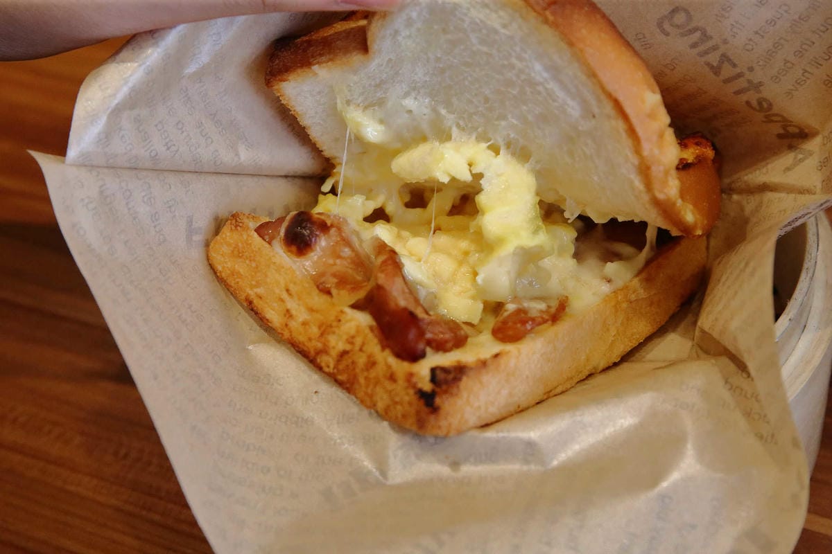 【食。台北】吃吐吧〜公館早午餐/窯烤土司。窯烤麵包香，麵包控不容錯過的好滋味！