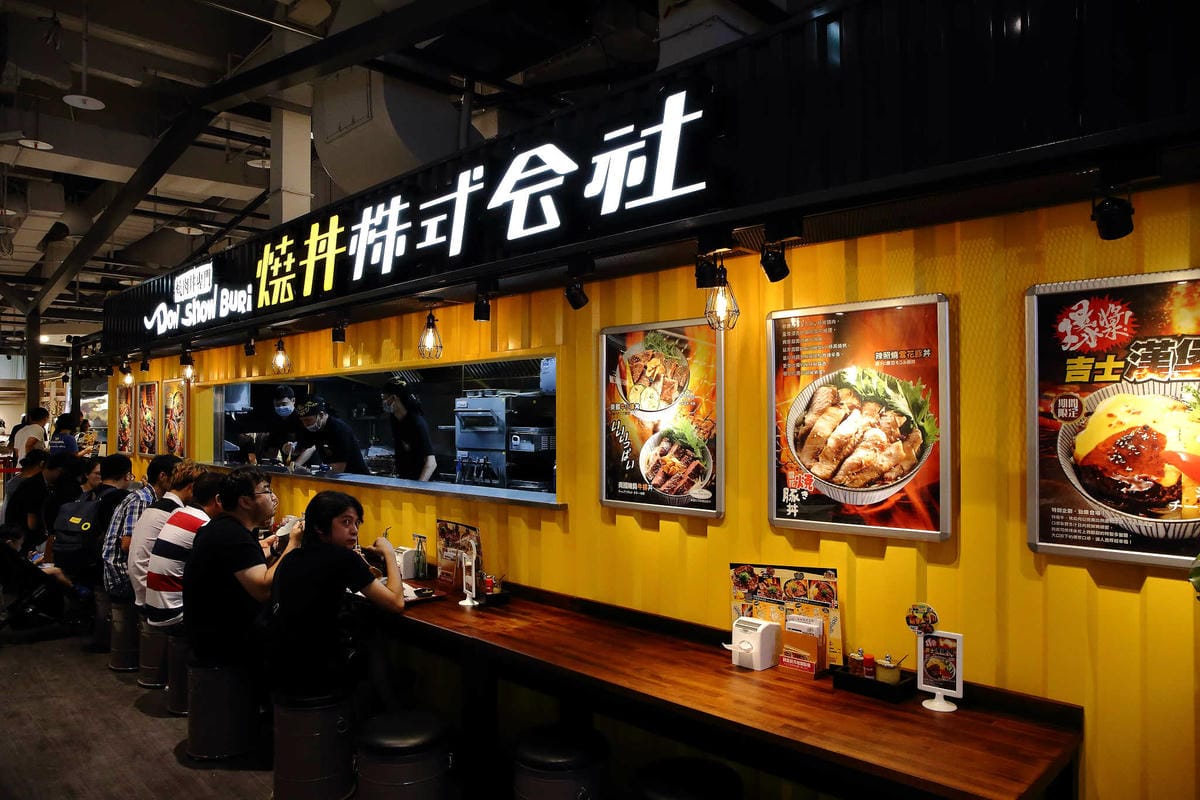 【食。中壢】大江購物中心地下遊逛街城〜6000坪全台唯一，本土、各國美食大車拼，吃喝玩樂一次搞定，9/6 正式試營運！