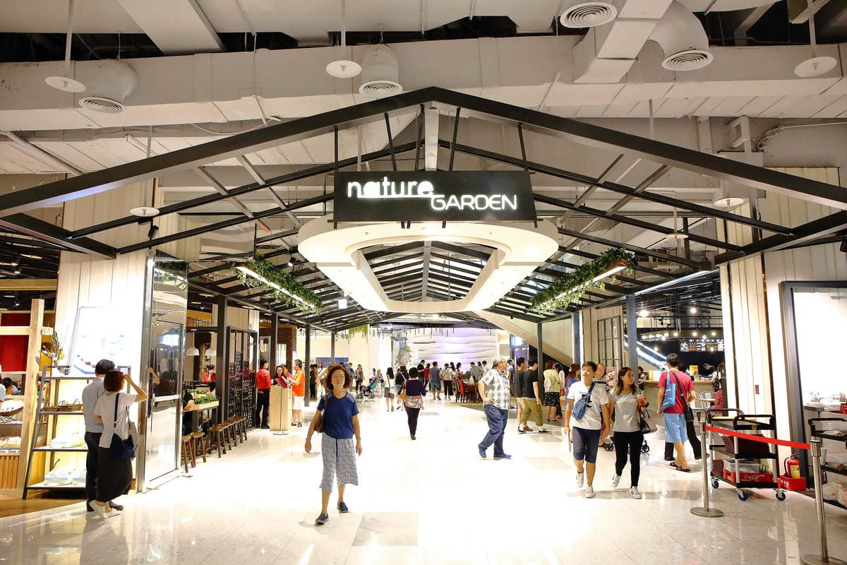 【食。中壢】大江購物中心地下遊逛街城〜6000坪全台唯一，本土、各國美食大車拼，吃喝玩樂一次搞定，9/6 正式試營運！