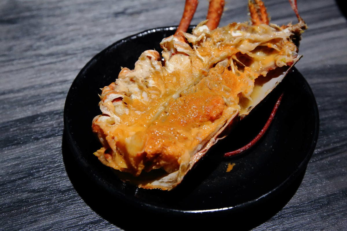 【食。新莊】湯正黑潮涮涮〜新莊火鍋。超新鮮龍蝦澎湃上桌，還有隱藏版「藍龍蝦」！