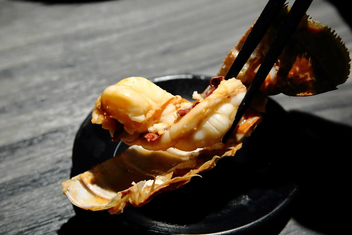 【食。新莊】湯正黑潮涮涮〜新莊火鍋。超新鮮龍蝦澎湃上桌，還有隱藏版「藍龍蝦」！