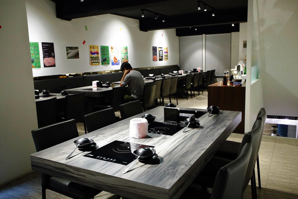 【食。新莊】湯正黑潮涮涮〜新莊火鍋。超新鮮龍蝦澎湃上桌，還有隱藏版「藍龍蝦」！