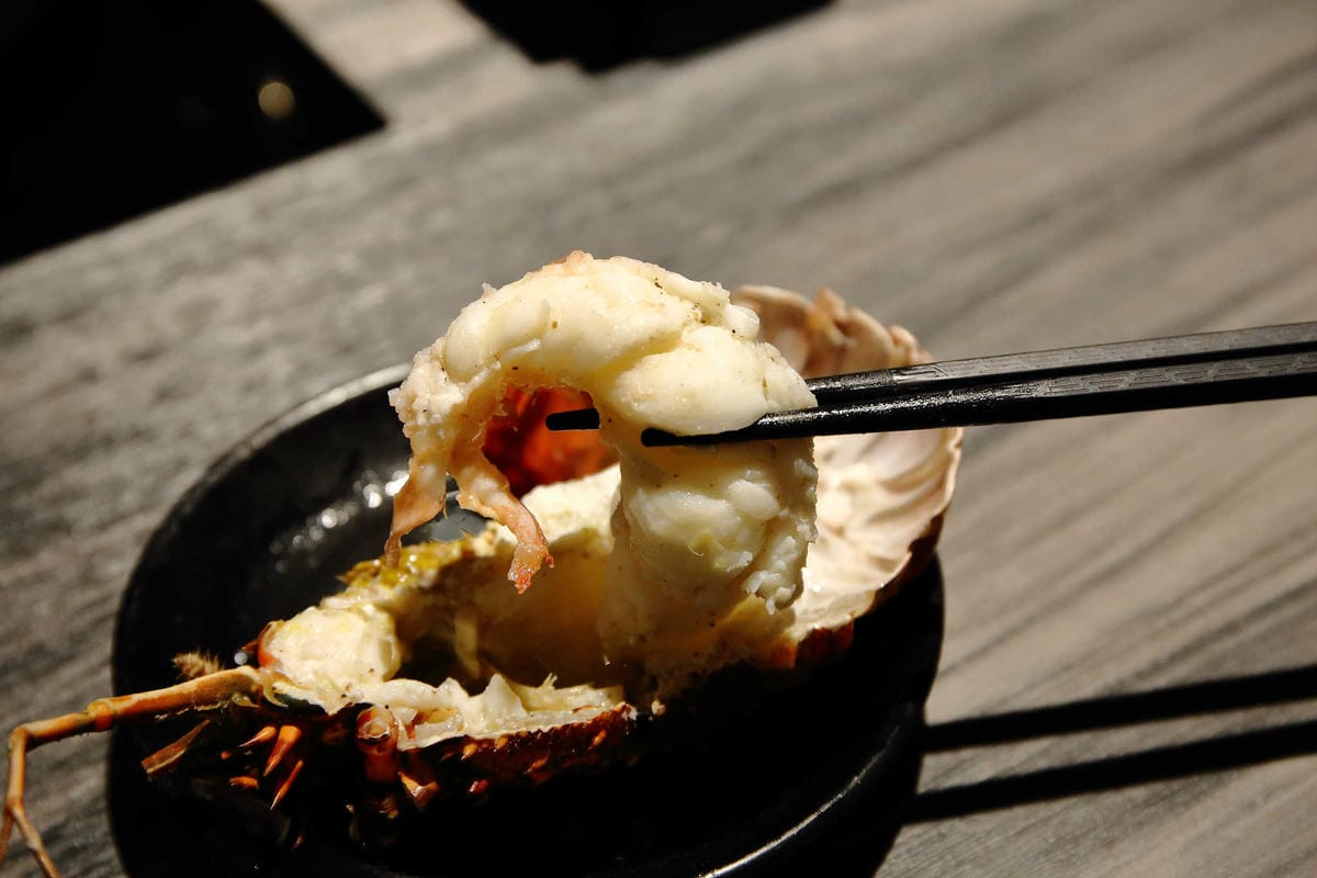 【食。新莊】湯正黑潮涮涮〜新莊火鍋。超新鮮龍蝦澎湃上桌，還有隱藏版「藍龍蝦」！