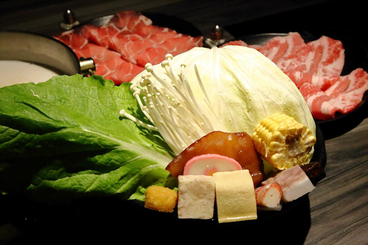 【食。新莊】湯正黑潮涮涮〜新莊火鍋。超新鮮龍蝦澎湃上桌，還有隱藏版「藍龍蝦」！