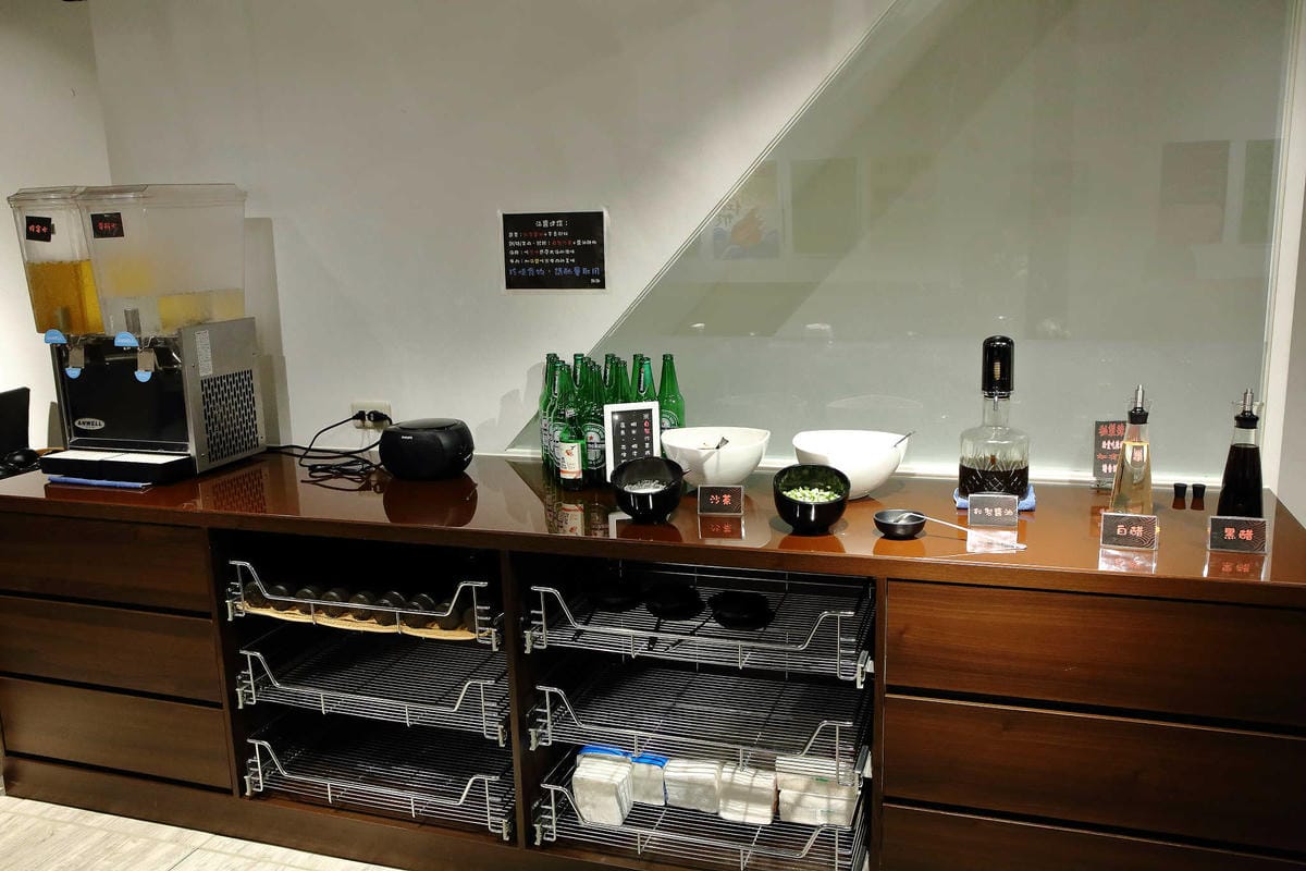 【食。新莊】湯正黑潮涮涮〜新莊火鍋。超新鮮龍蝦澎湃上桌，還有隱藏版「藍龍蝦」！