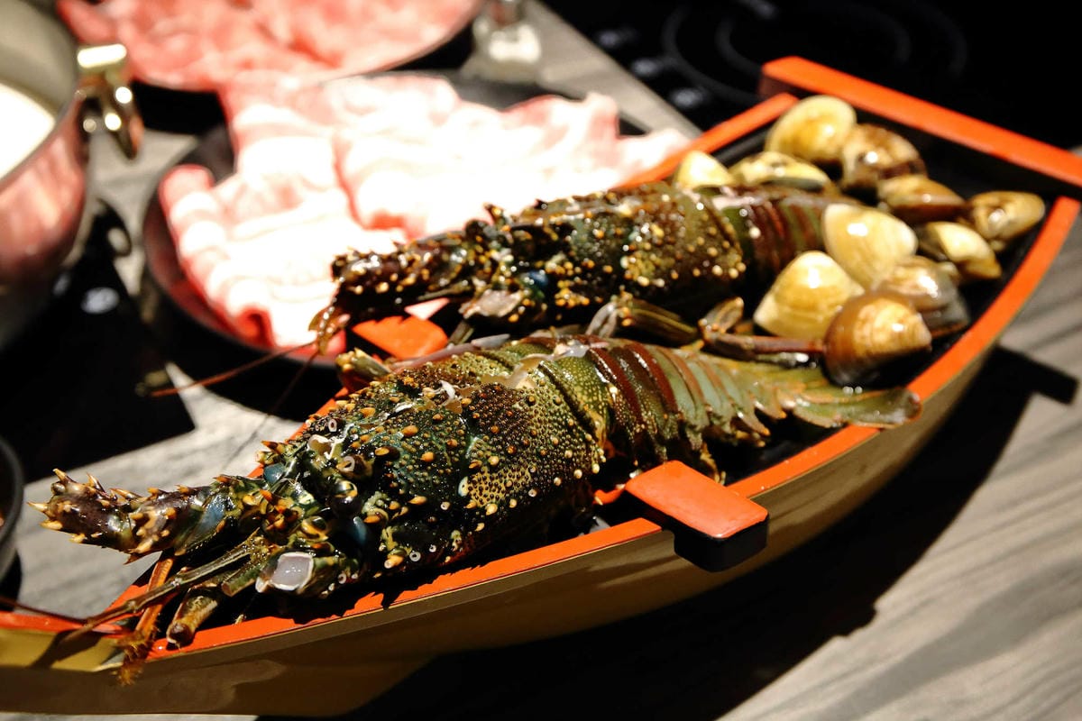 【食。新莊】湯正黑潮涮涮〜新莊火鍋。超新鮮龍蝦澎湃上桌，還有隱藏版「藍龍蝦」！