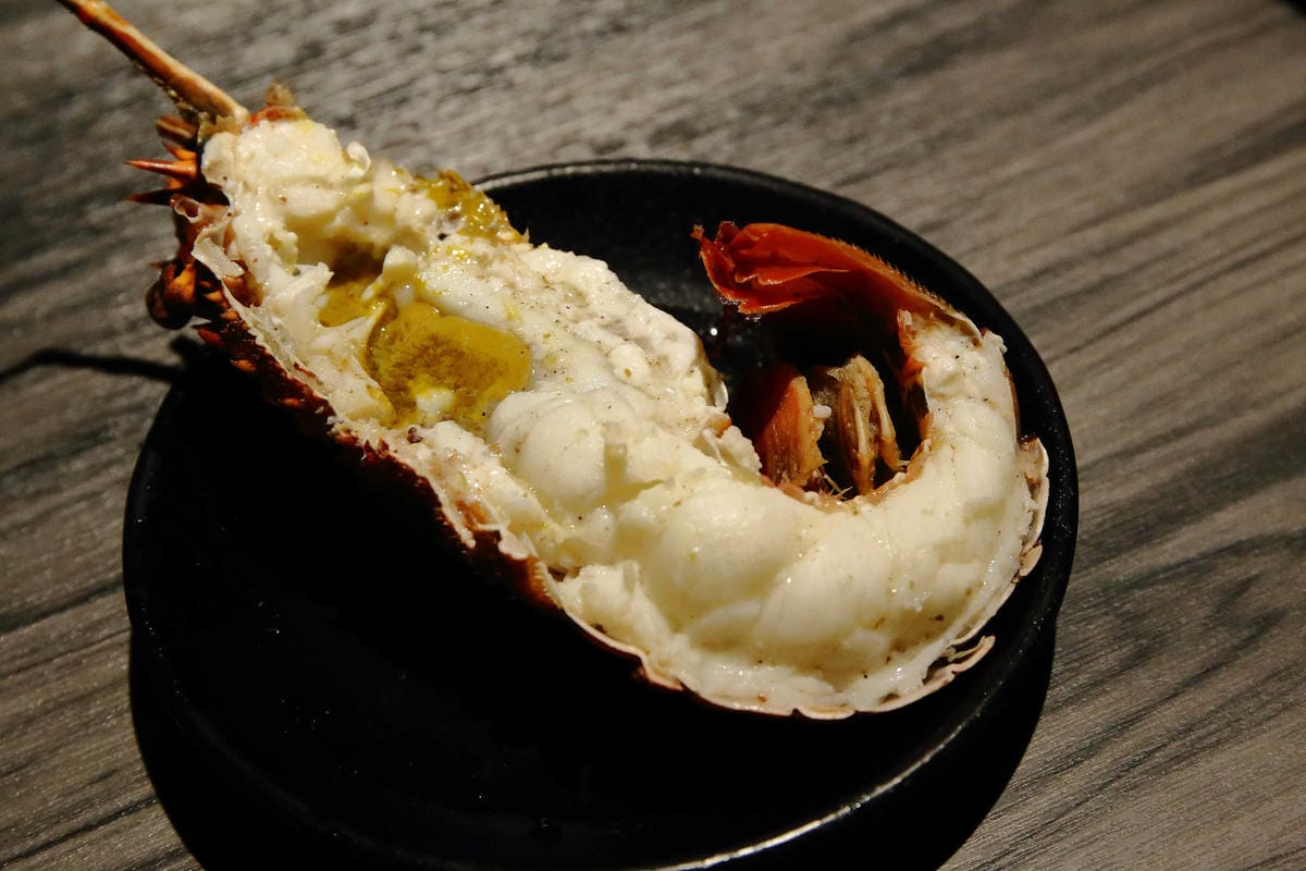 【食。新莊】湯正黑潮涮涮〜新莊火鍋。超新鮮龍蝦澎湃上桌，還有隱藏版「藍龍蝦」！