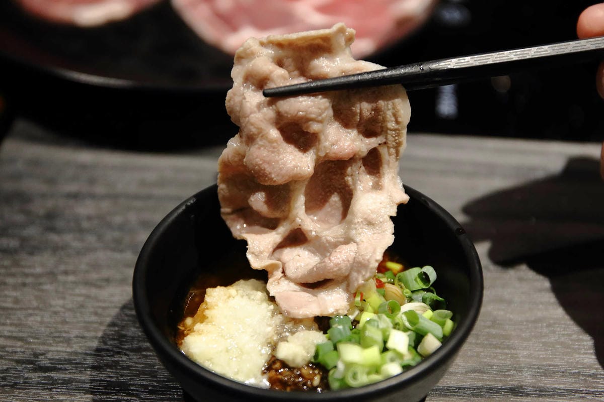 【食。新莊】湯正黑潮涮涮〜新莊火鍋。超新鮮龍蝦澎湃上桌，還有隱藏版「藍龍蝦」！