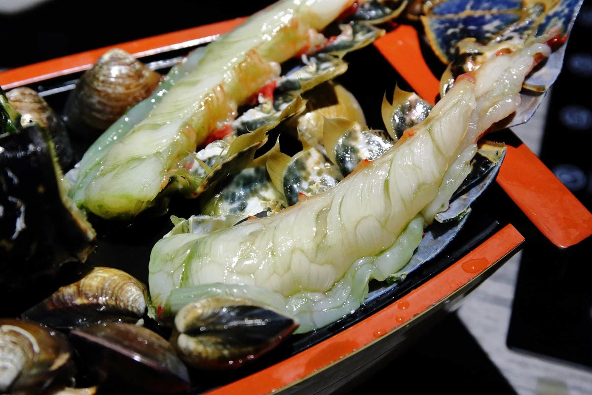 【食。新莊】湯正黑潮涮涮〜新莊火鍋。超新鮮龍蝦澎湃上桌，還有隱藏版「藍龍蝦」！