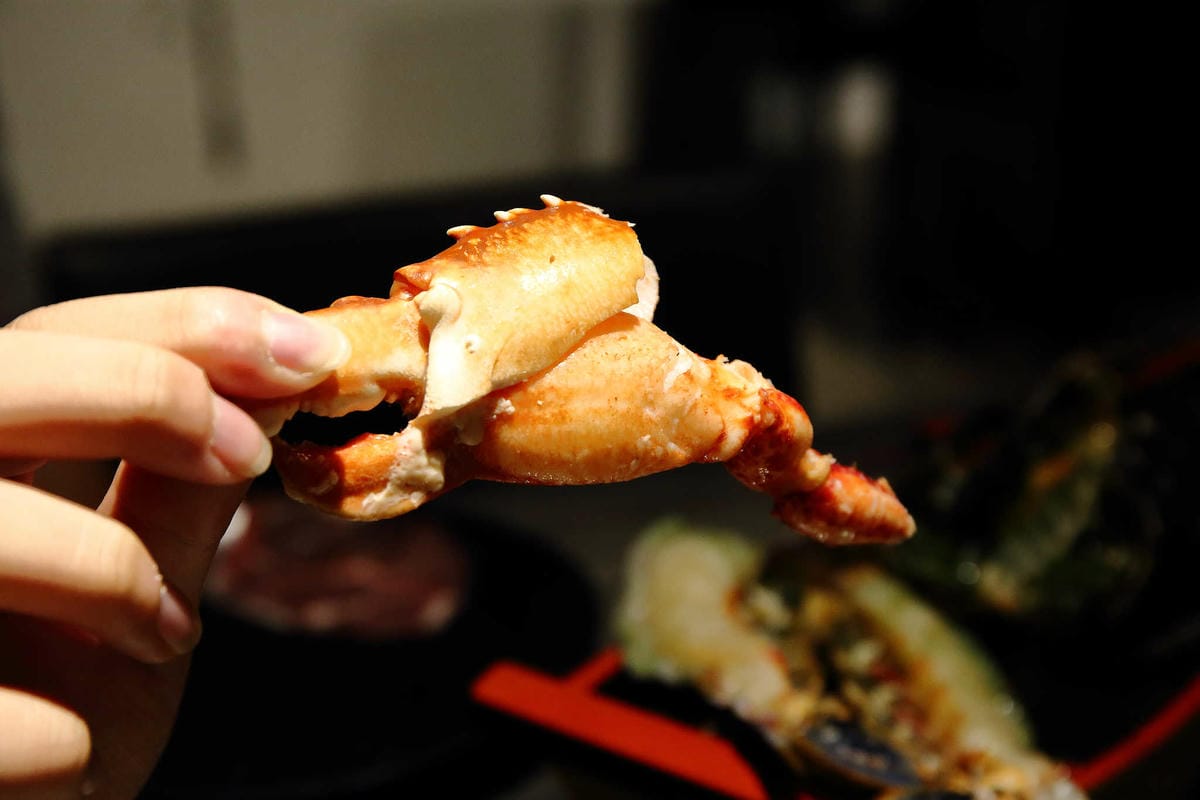 【食。新莊】湯正黑潮涮涮〜新莊火鍋。超新鮮龍蝦澎湃上桌，還有隱藏版「藍龍蝦」！