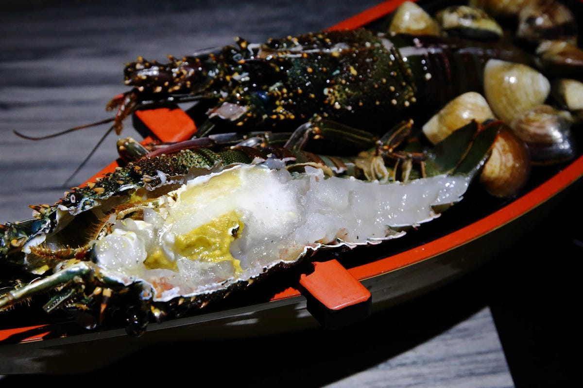 【食。新莊】湯正黑潮涮涮〜新莊火鍋。超新鮮龍蝦澎湃上桌，還有隱藏版「藍龍蝦」！