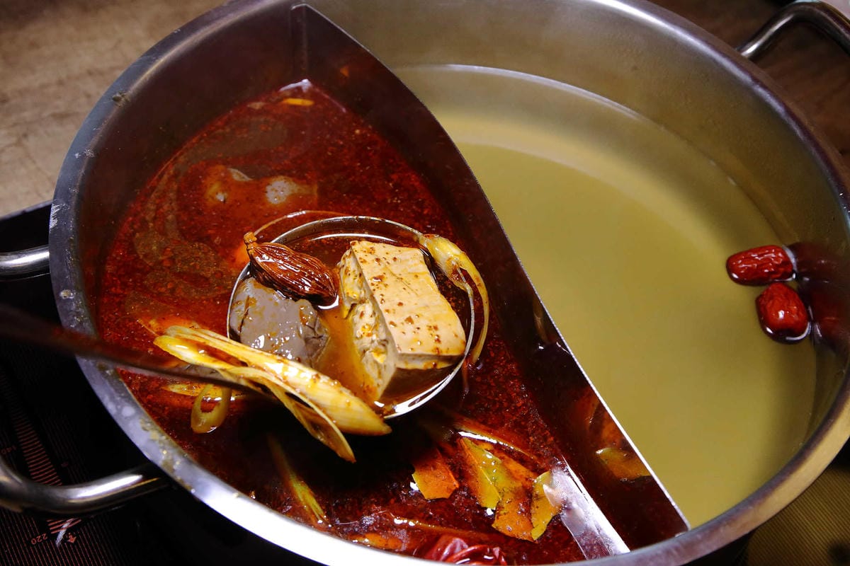 【食。永和】古城頂級海鮮鴛鴦火鍋〜永和吃到飽鴛鴦麻辣火鍋。寧願胖也不願意錯過樂華夜市美食(已歇業)