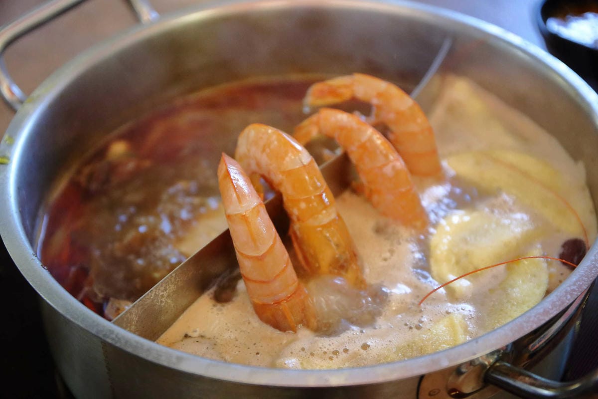 【食。永和】古城頂級海鮮鴛鴦火鍋〜永和吃到飽鴛鴦麻辣火鍋。寧願胖也不願意錯過樂華夜市美食(已歇業)