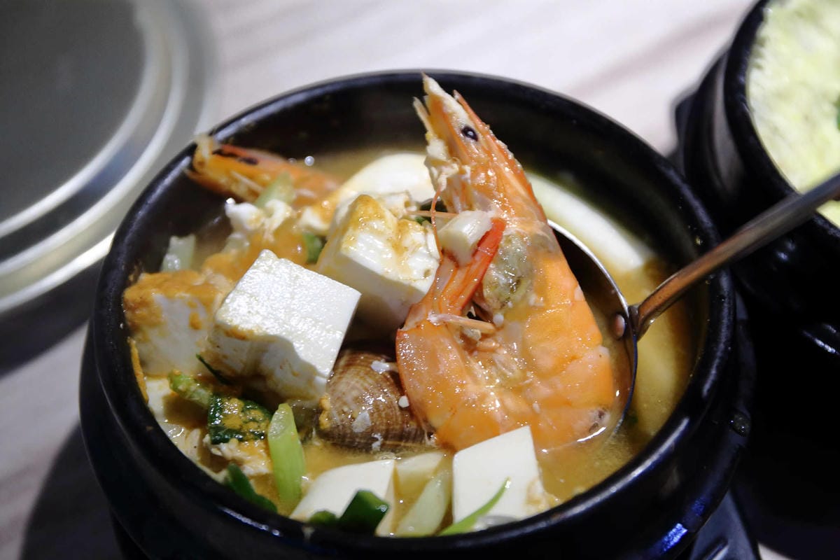 【食。台北】串殿〜市政府/串燒/韓式串燒。另類人氣韓國串烤，自動旋轉，烤焦out！