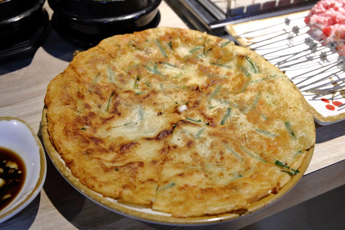 【食。台北】串殿〜市政府/串燒/韓式串燒。另類人氣韓國串烤，自動旋轉，烤焦out！