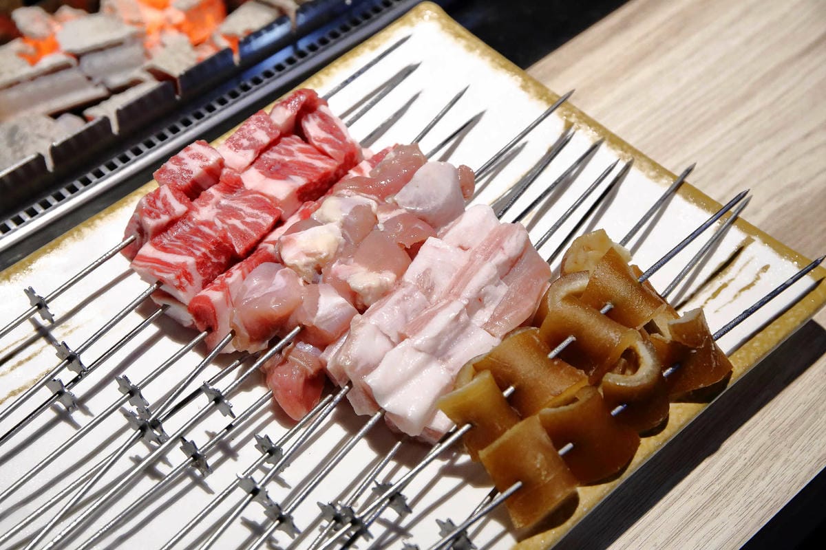 【食。台北】串殿〜市政府/串燒/韓式串燒。另類人氣韓國串烤，自動旋轉，烤焦out！