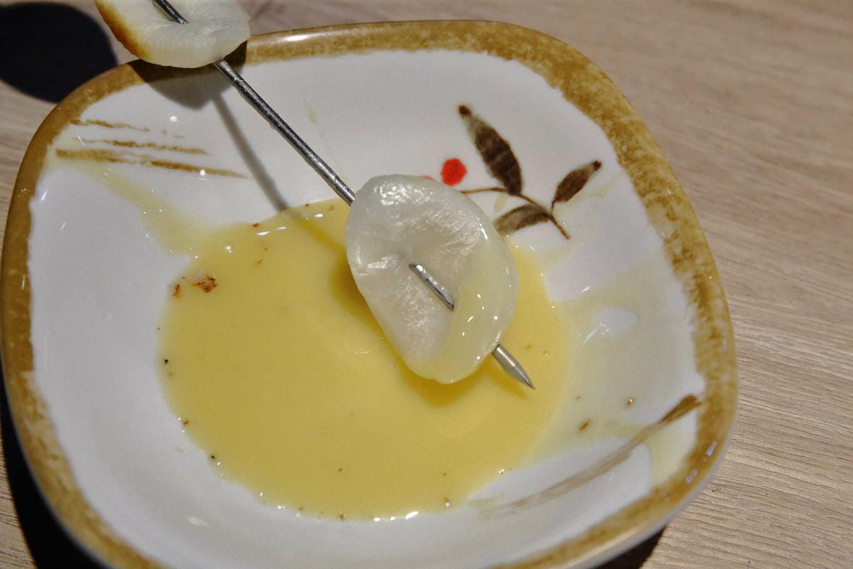 【食。台北】串殿〜市政府/串燒/韓式串燒。另類人氣韓國串烤，自動旋轉，烤焦out！