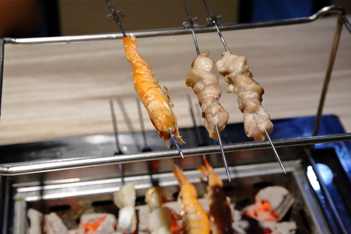 【食。台北】串殿〜市政府/串燒/韓式串燒。另類人氣韓國串烤，自動旋轉，烤焦out！