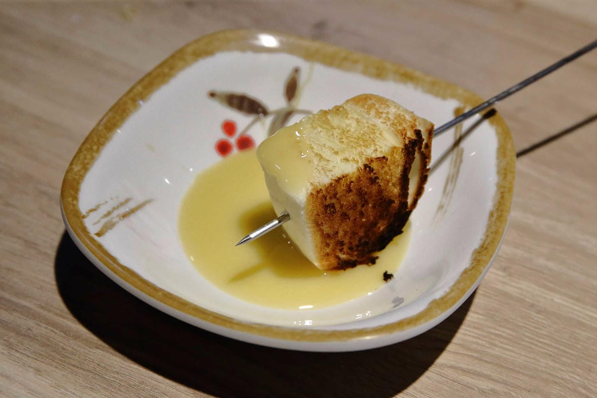 【食。台北】串殿〜市政府/串燒/韓式串燒。另類人氣韓國串烤，自動旋轉，烤焦out！