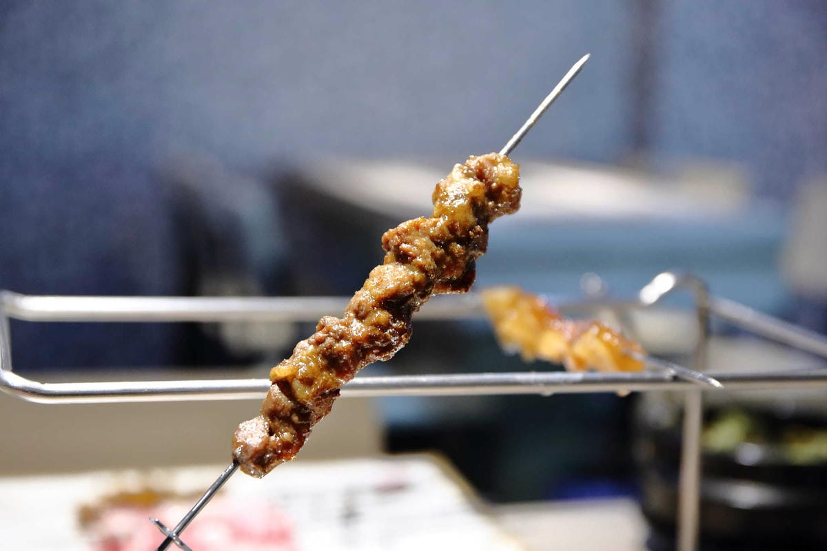 【食。台北】串殿〜市政府/串燒/韓式串燒。另類人氣韓國串烤，自動旋轉，烤焦out！