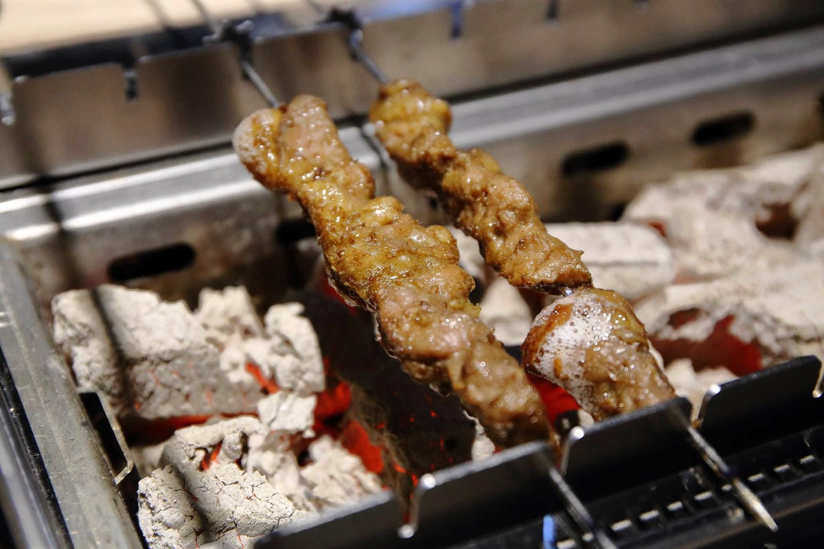 【食。台北】串殿〜市政府/串燒/韓式串燒。另類人氣韓國串烤，自動旋轉，烤焦out！