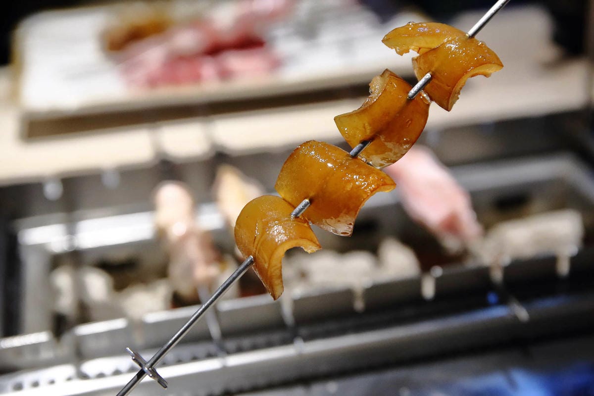 【食。台北】串殿〜市政府/串燒/韓式串燒。另類人氣韓國串烤，自動旋轉，烤焦out！