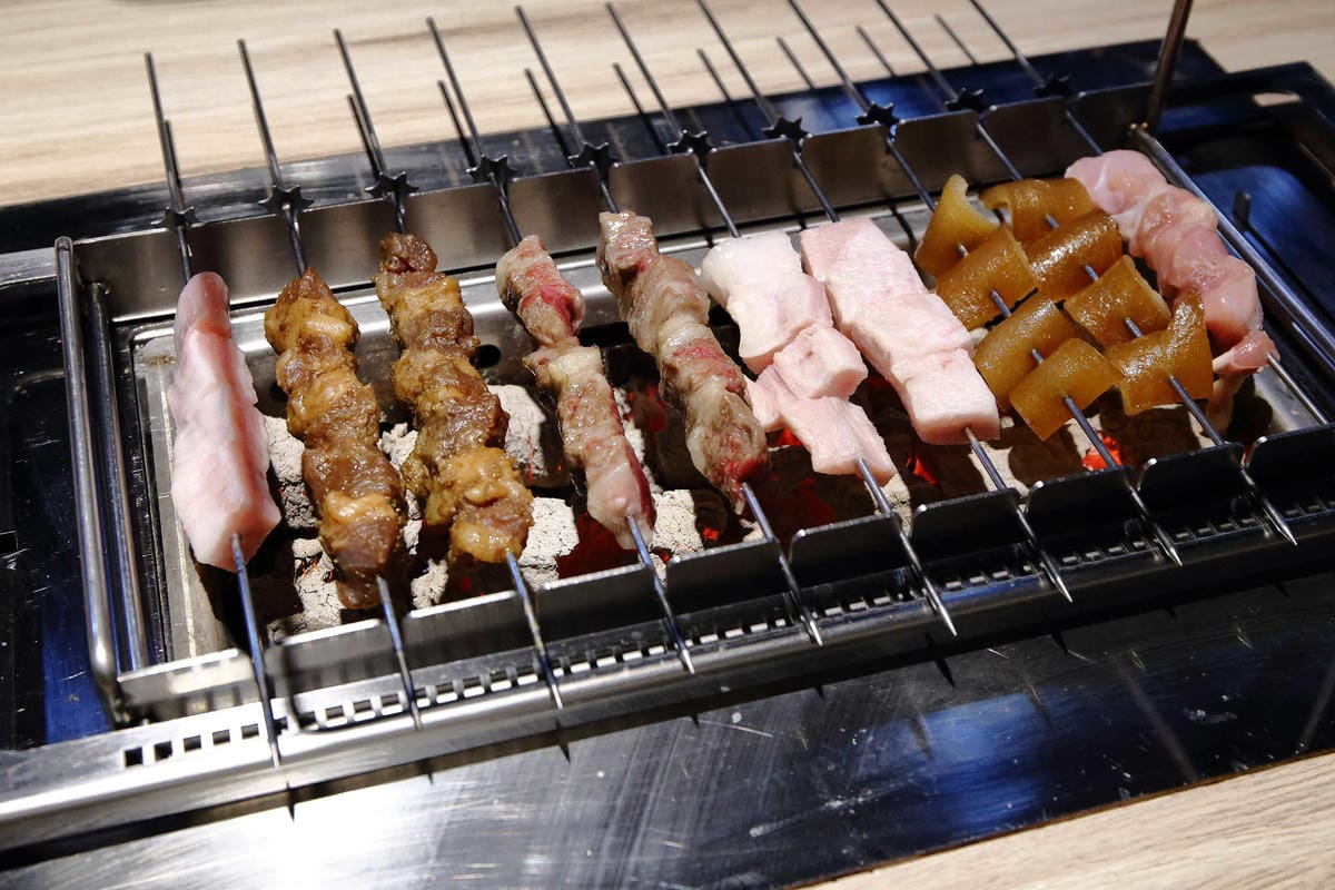 【食。台北】串殿〜市政府/串燒/韓式串燒。另類人氣韓國串烤，自動旋轉，烤焦out！