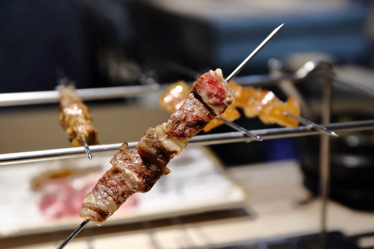 【食。台北】串殿〜市政府/串燒/韓式串燒。另類人氣韓國串烤，自動旋轉，烤焦out！