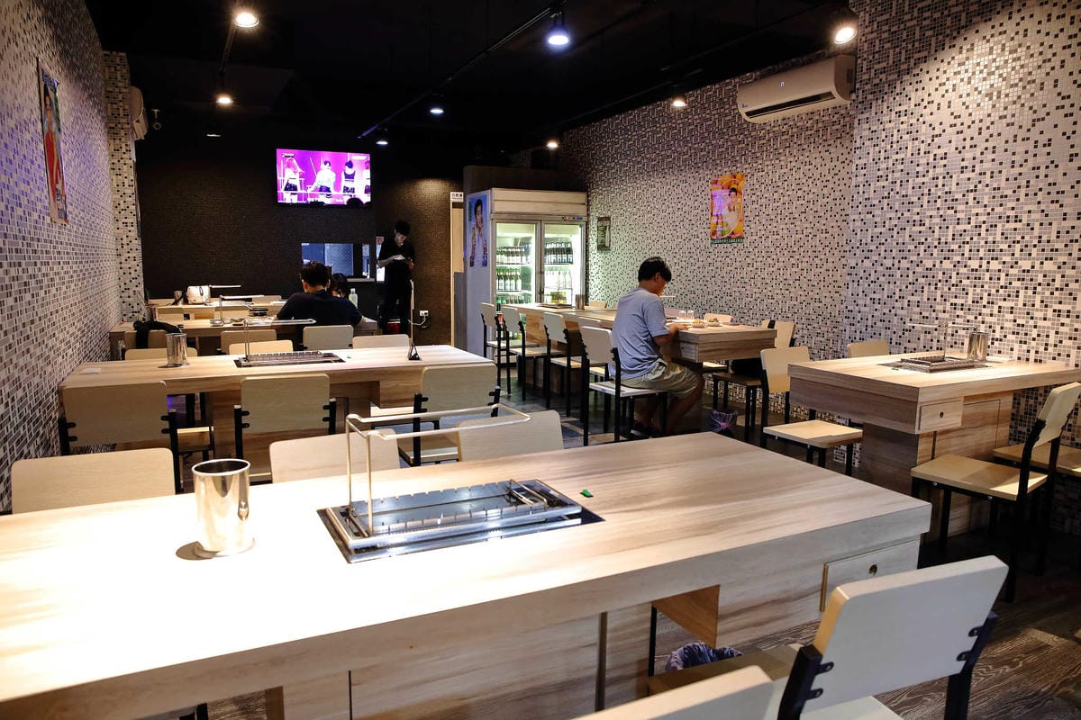 【食。台北】串殿〜市政府/串燒/韓式串燒。另類人氣韓國串烤，自動旋轉，烤焦out！