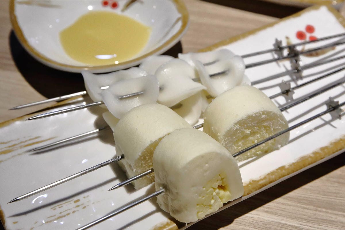 【食。台北】串殿〜市政府/串燒/韓式串燒。另類人氣韓國串烤，自動旋轉，烤焦out！