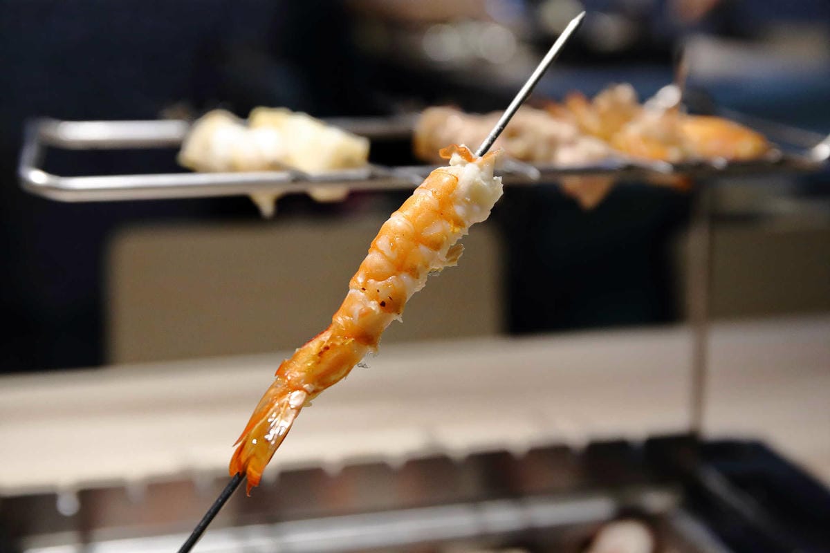 【食。台北】串殿〜市政府/串燒/韓式串燒。另類人氣韓國串烤，自動旋轉，烤焦out！